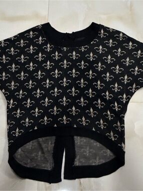 Rue21 Black Crop Tee with Cream Fleur-de-Lis Pattern
